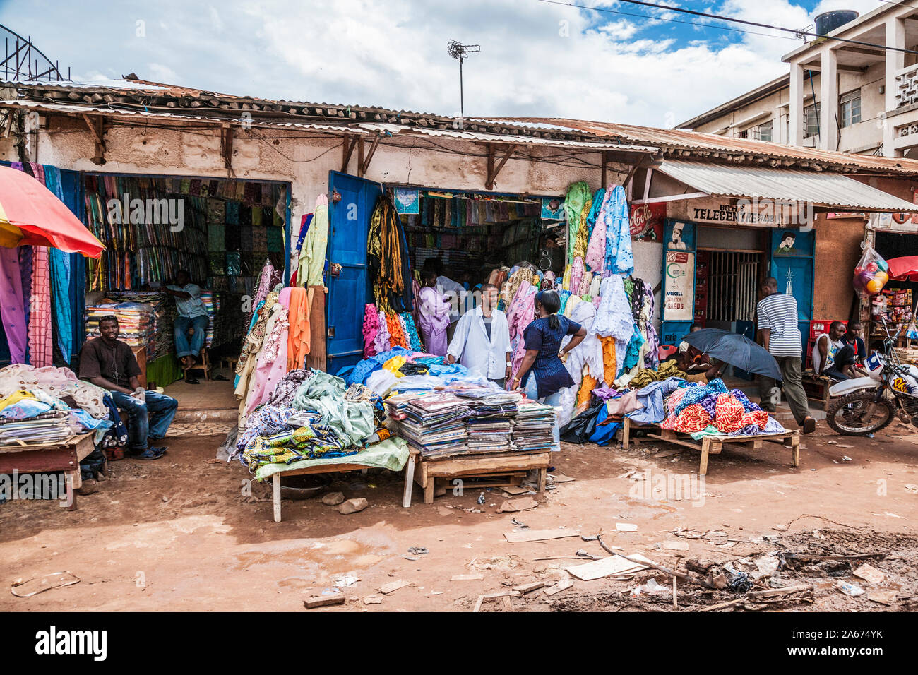 Une scène de rue à Serrekunda en Gambie, Afrique de l'Ouest. Banque D'Images