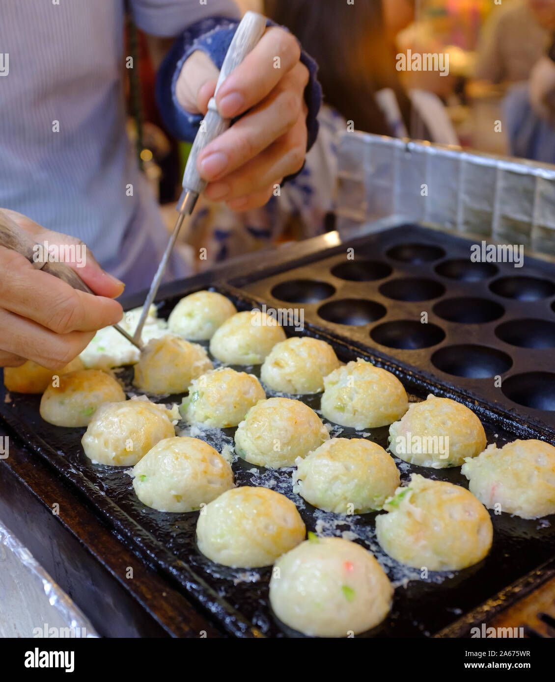Le vendeur local Takoyaki pieuvre ball à ratchada marché train, Bangkok, Thaïlande Banque D'Images