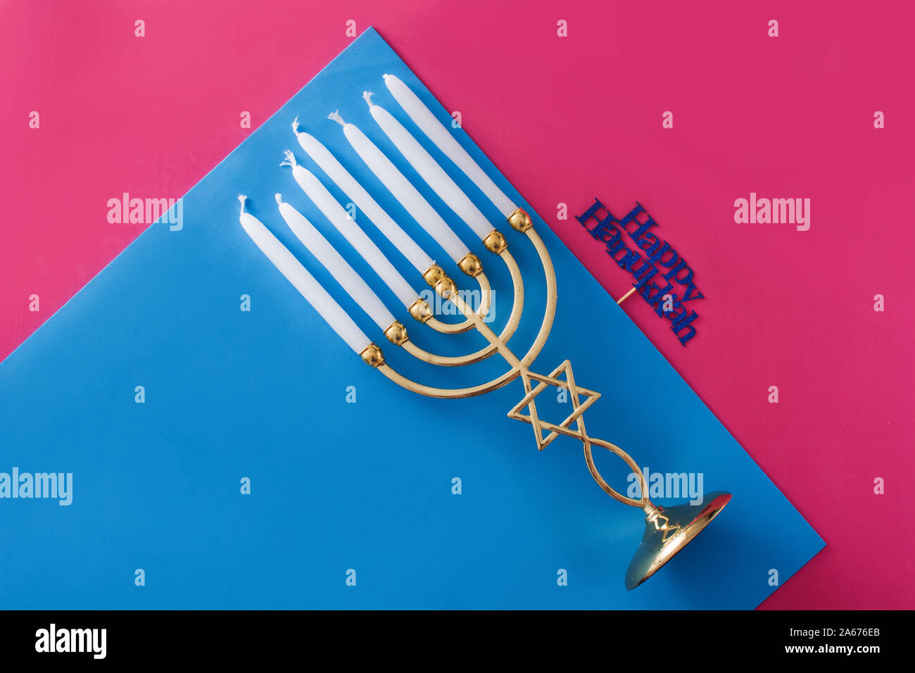 Hanukkah menorah juive sur fond rose et bleu Banque D'Images