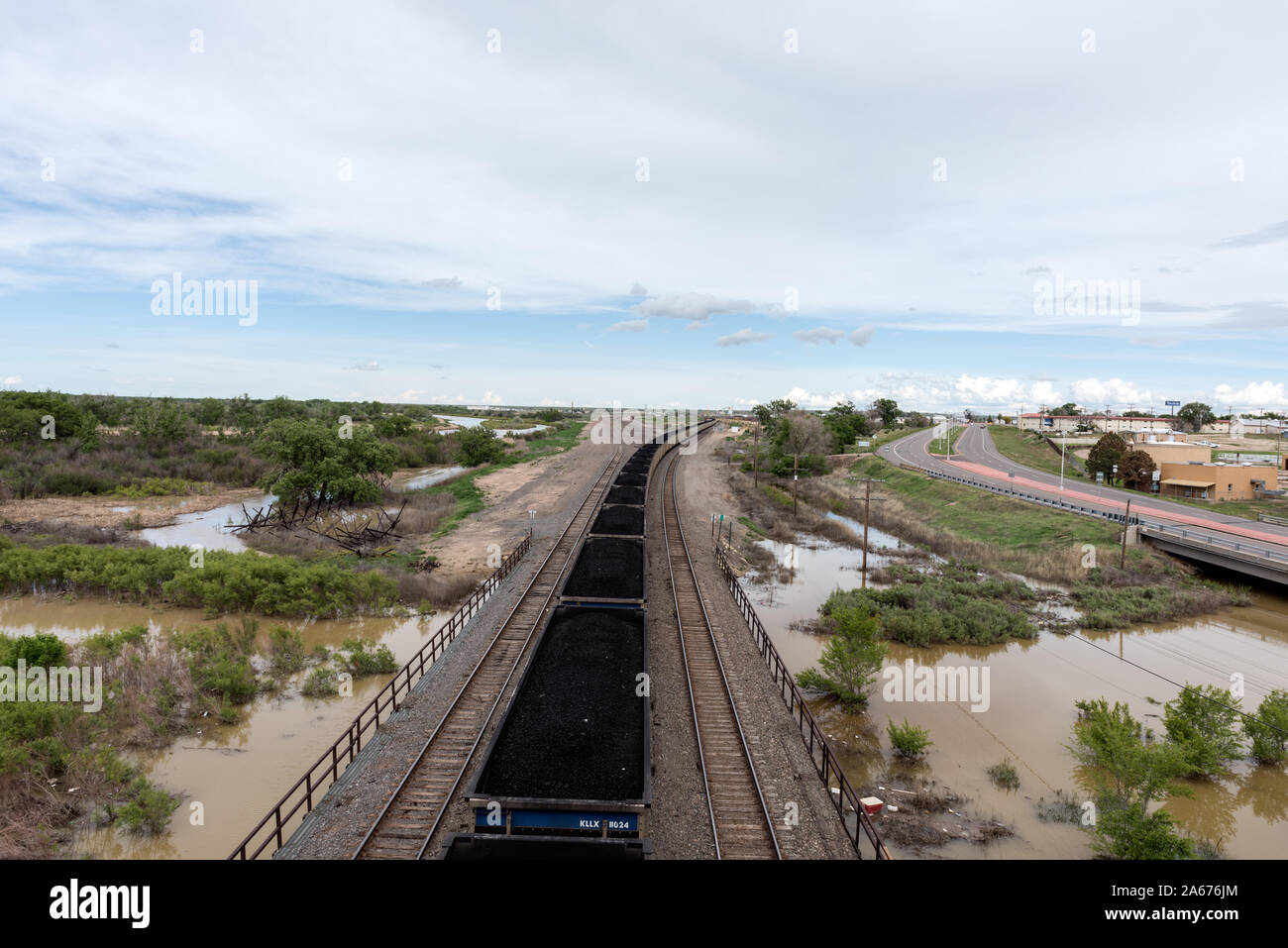 Ce qui semble comme un train de charbon sans fin à passer sous un pont surplombant l'immense à la Junta trainyard, Colorado Banque D'Images