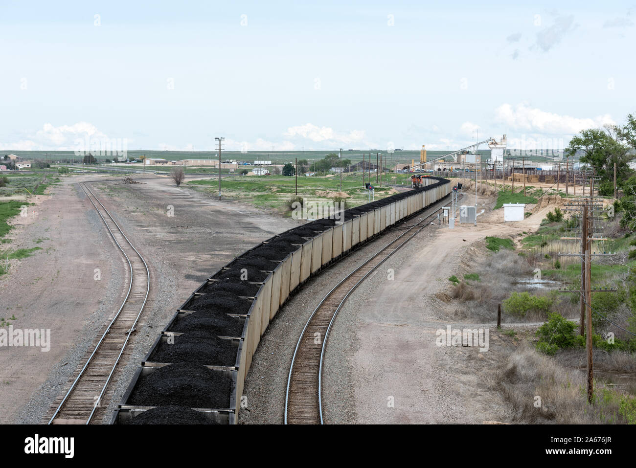 Ce qui semble comme un train de charbon sans fin à passer sous un pont surplombant l'immense à la Junta trainyard, Colorado Banque D'Images