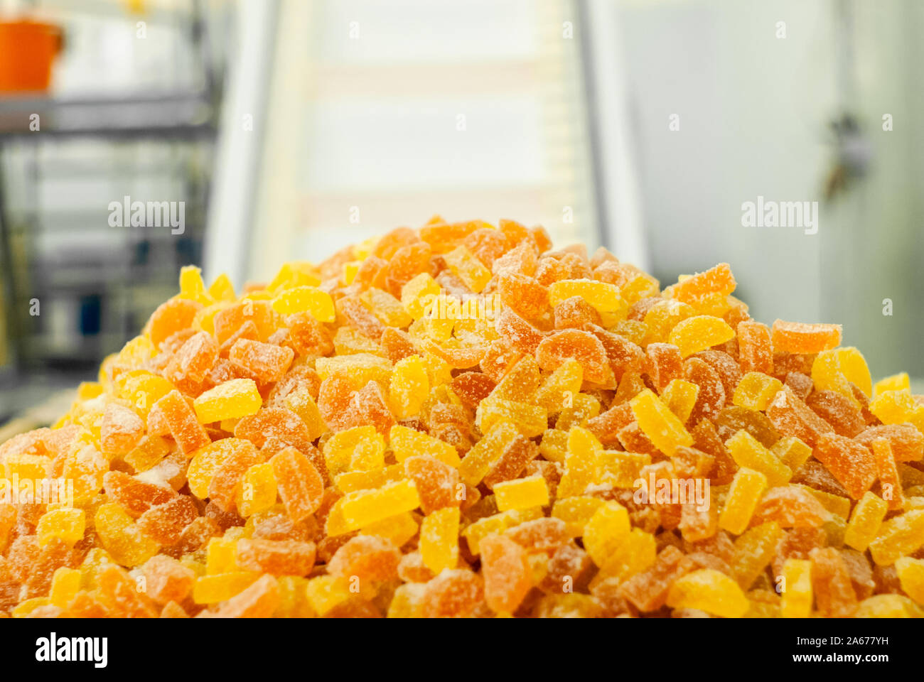 Gumdrops prêtes à se trouve sur un plateau à une usine de confiserie dans le contexte d'un flou intérieur d'un atelier avec une courroie de convoyeur Banque D'Images