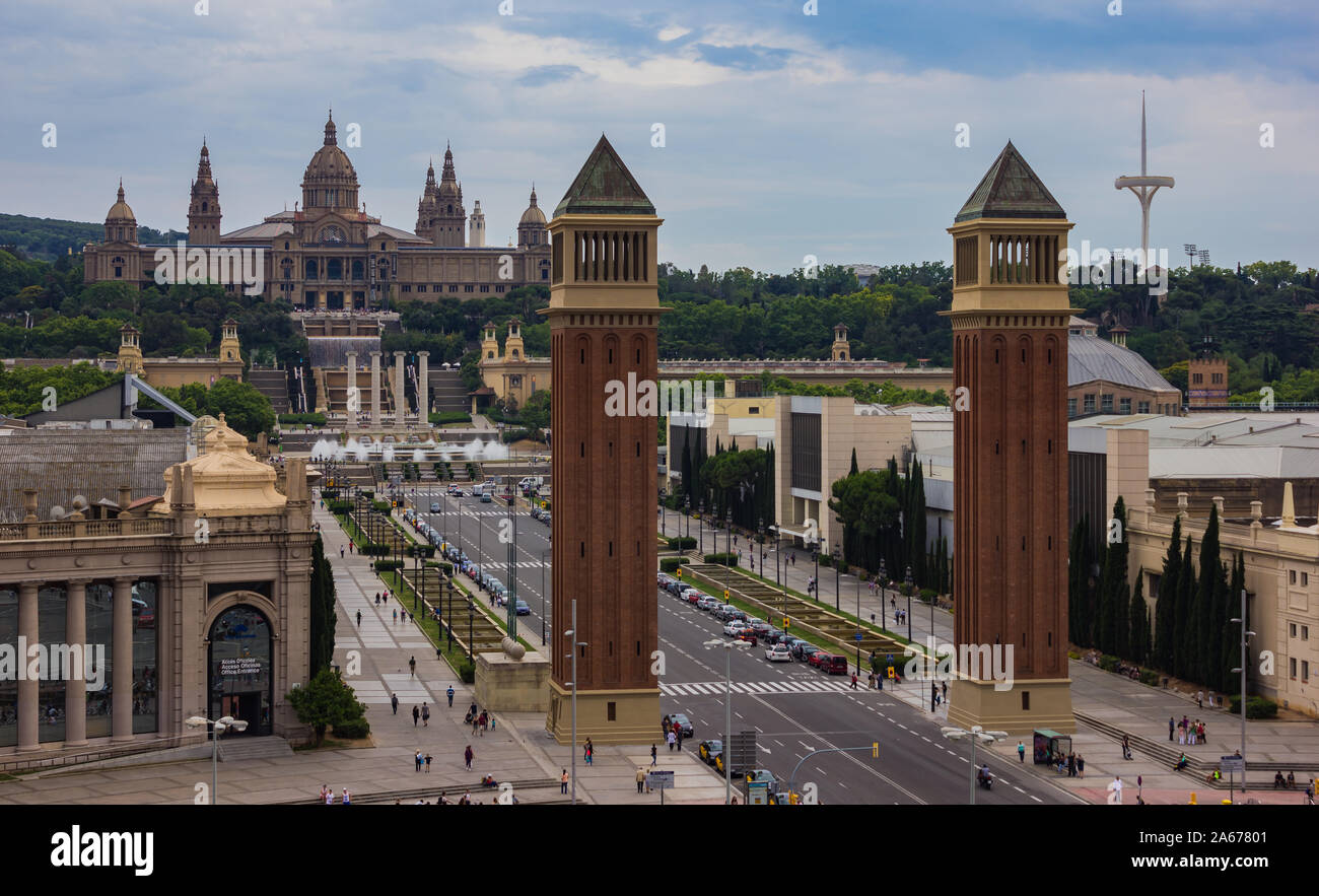 Une photo de la Fira de Barcelona, qui comprend les Tours Vénitiennes et le MNAC. Banque D'Images