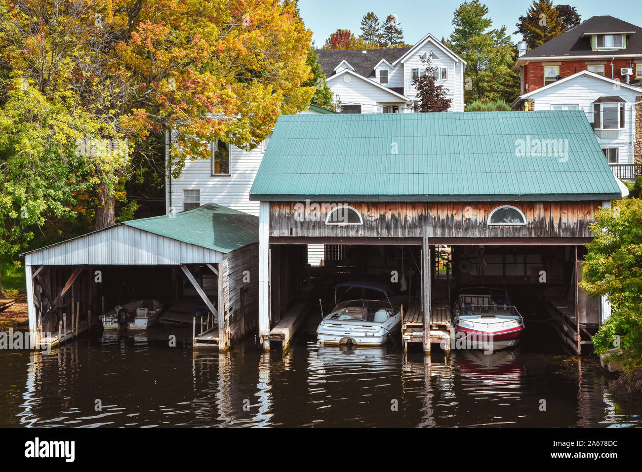 Cottage Boat dock. Le lac Ontario à l'automne. Des arbres colorés. Canada, États-Unis d'Amérique. Banque D'Images