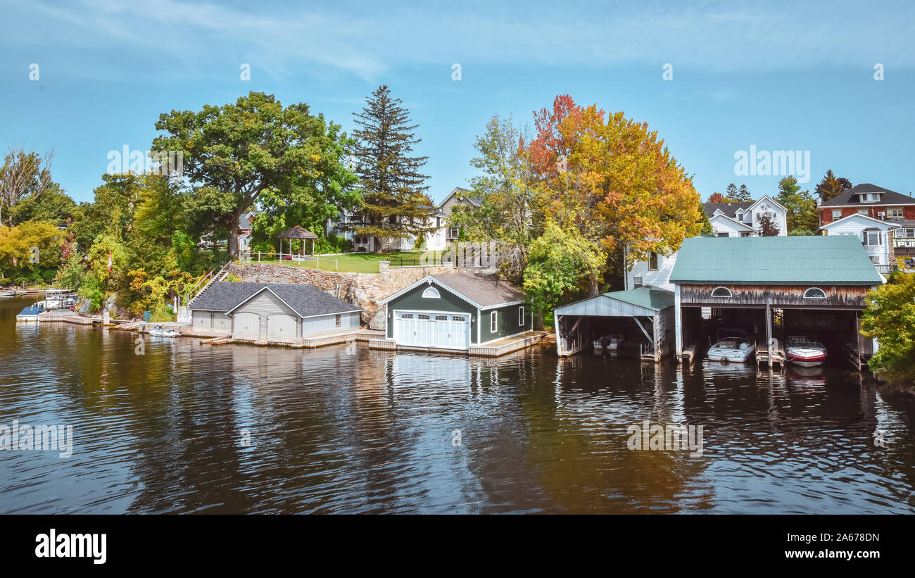 Cottage Boat dock. Le lac Ontario à l'automne. Des arbres colorés. Canada, États-Unis d'Amérique. Banque D'Images