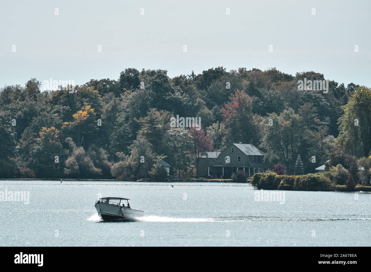 Bateau dans le lac Ontario à l'automne. Des arbres colorés. Canada Usa. Banque D'Images