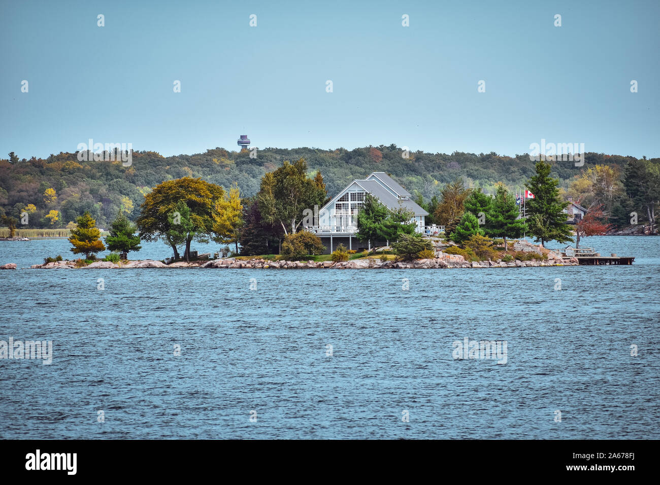 Paysage d'automne dans les Mille-Îles. Maisons, bateaux et les îles. Le lac Ontario, Canada USA Banque D'Images