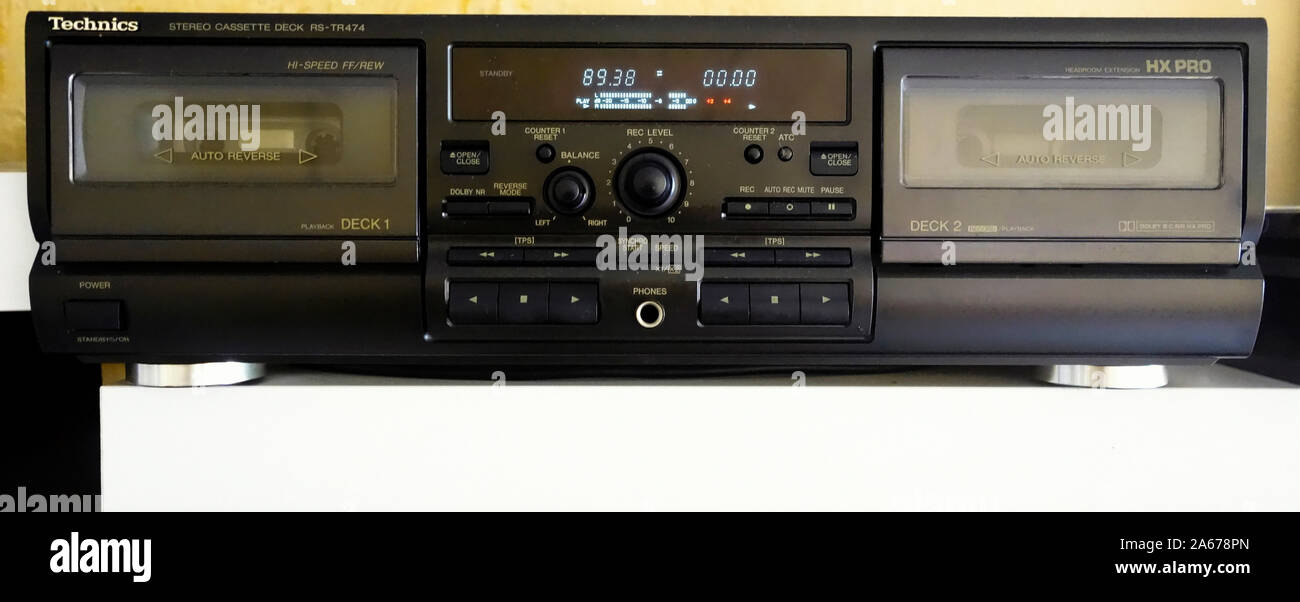 Technics Platine cassette stéréo TR 474 RS sur une étagère Photo Stock -  Alamy