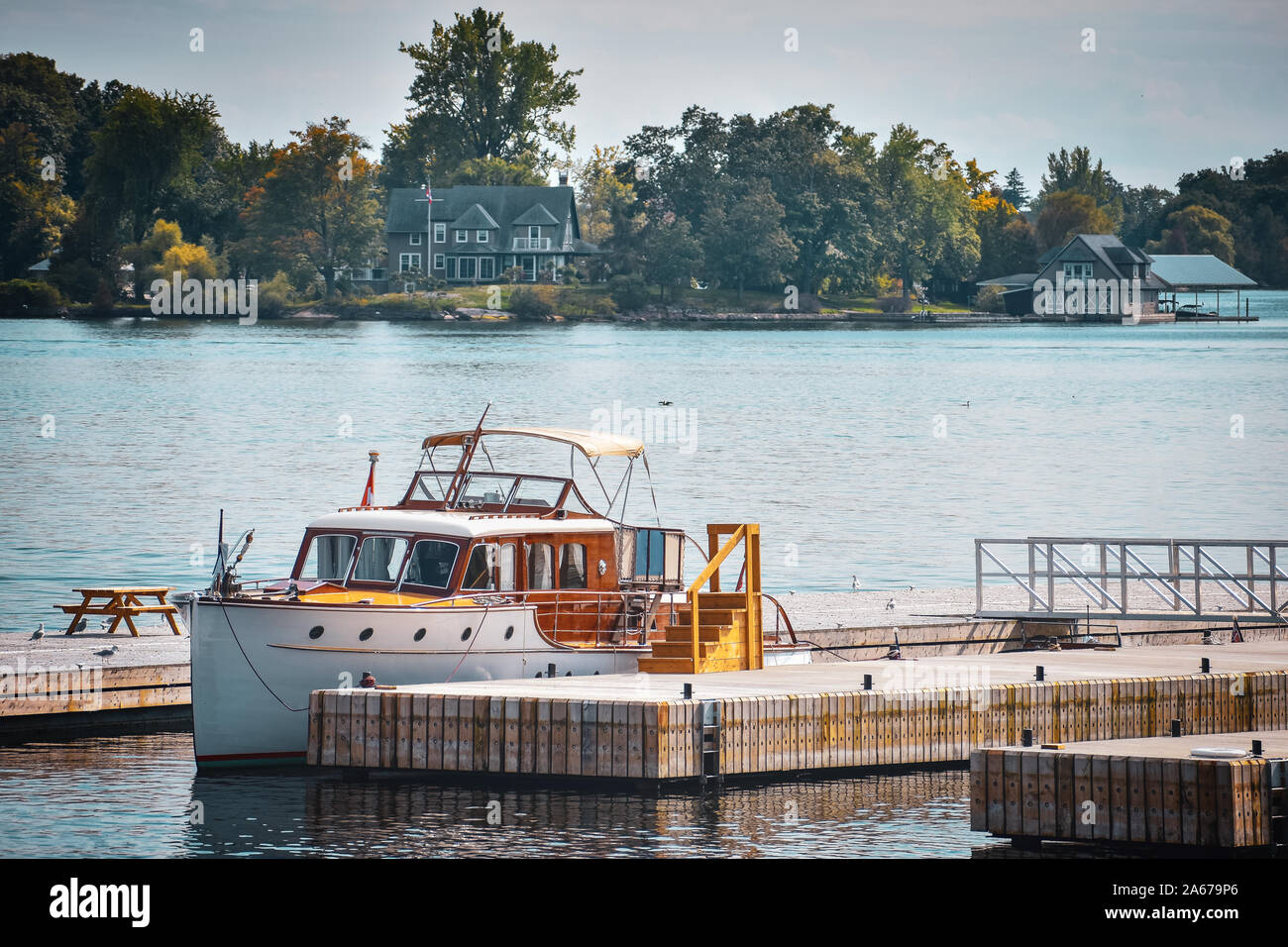 Yacht classique dans le dock. Le lac Ontario à l'automne. Des arbres colorés. Canada, États-Unis d'Amérique. Banque D'Images