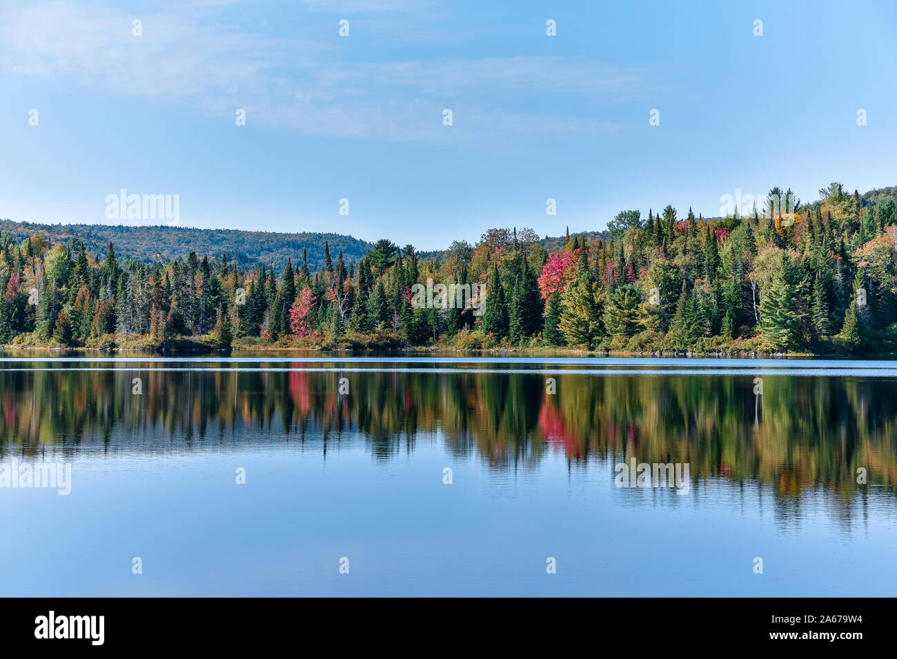 Paysage de forêt d'automne et de réflexion dans le lac. Le Parc National de la Mauricie, Canada. Banque D'Images