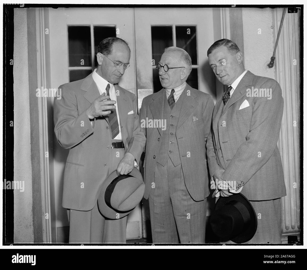 Les appelants de la Maison Blanche. Washington, D.C., le 17 mai. Sean T. O'Kelly, centre, chef adjoint de l'Irish pavillon à l'Exposition mondiale de New York, a été présenté au président Roosevelt aujourd'hui par Robert Brennan, gauche, Ministre de l'État libre d'Irlande vers les États-Unis sur la droite est John J. Hearne, conseiller du ministère des Affaires étrangères de l'État libre d'Irlande Banque D'Images