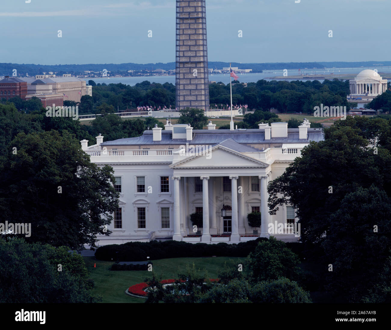 Maison blanche au premier plan, avec le Washington Monument, entourée d'échafaudages pour la rénovation, dans la distance. Washington, D.C. Banque D'Images Maison blanche au premier plan, avec le Washington Monument, entourée d'échafaudages pour la rénovation, dans la distance. Washington, D.C. Banque D'Images