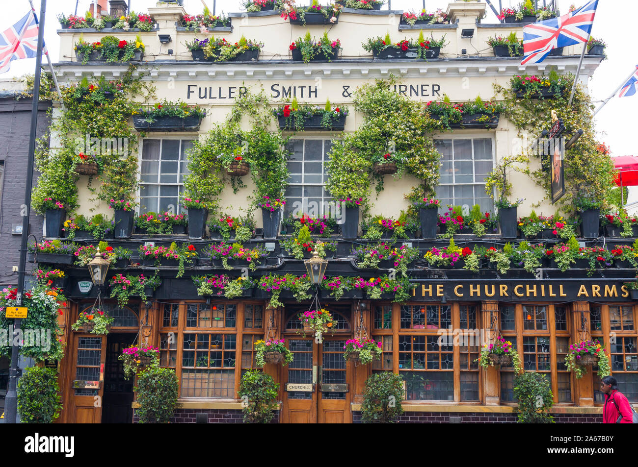 Le Churchill Arms, le pub le plus célèbre de Londres. Pub victorien pittoresque dans la région de Notting Hill, Kensington. Le London pub les plus colorés. Banque D'Images