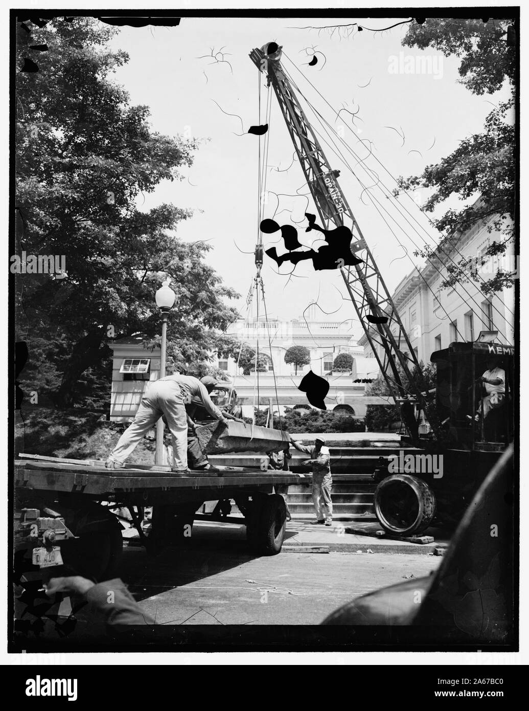 Étapes de la Maison blanche rénové. Washington, D.C., le 24 juin. Pour une raison quelconque, tout en mettant en place une nouvelle clôture autour de la Maison Blanche, les marches de pierre menant aux bureaux de la direction ont été enlevés et sont à remplacer par les étapes d'une plus petite largeur, 6/24/38 Banque D'Images