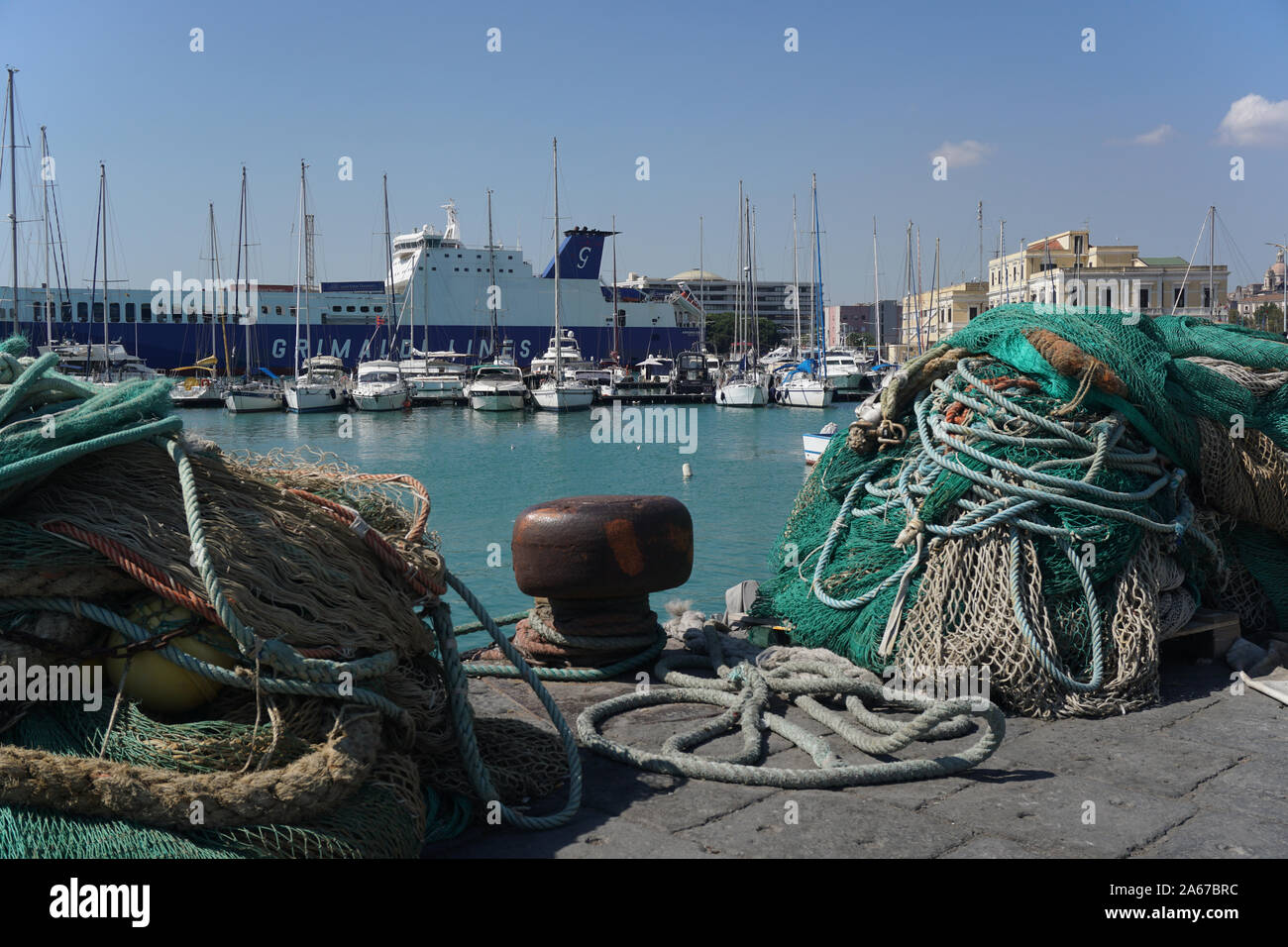 Les filets de pêche et flotte sur le quai à un commercial dock Banque D'Images
