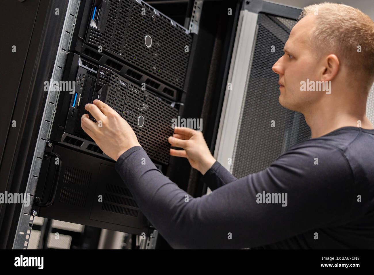 Consultant INFORMATIQUE installant des serveurs dans un grand centre de données Cloud Banque D'Images