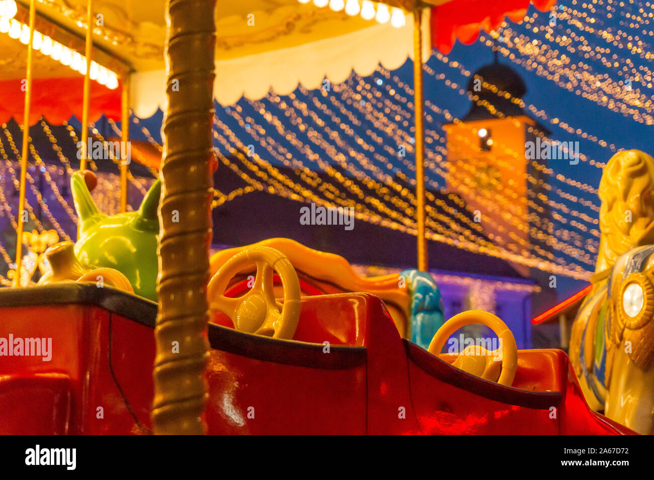 Marché de Noël de Sibiu, en Transylvanie. Hiver noël nuit magique libre avec les touristes et les décorations de Noël dans la Grande Place de la ville médiévale Banque D'Images