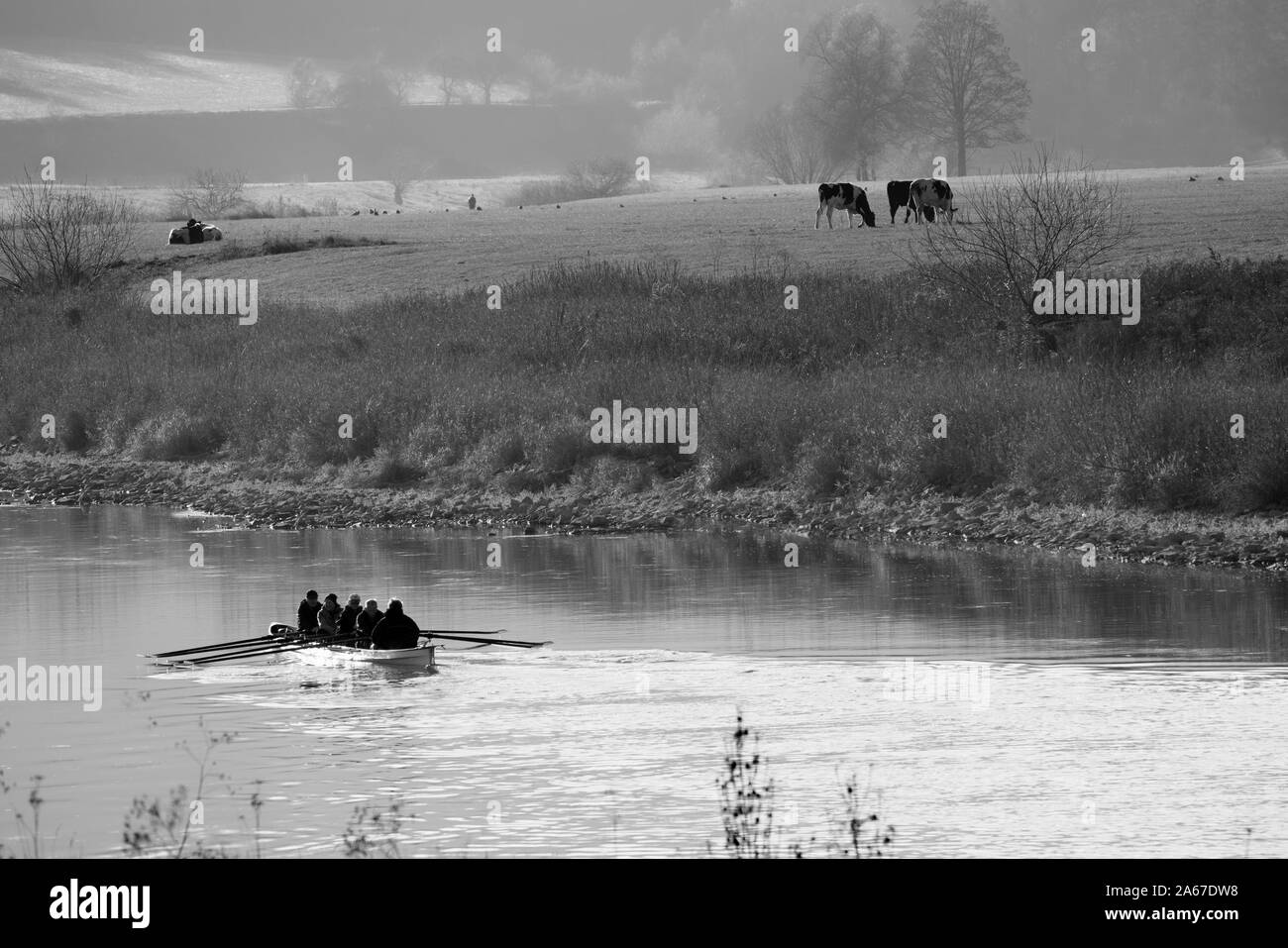 Les pagayeurs en canot sur la rivière Weser, Oberweser, la vallée de la Weser, Weser Uplands, Hesse, Germany, Europe Banque D'Images