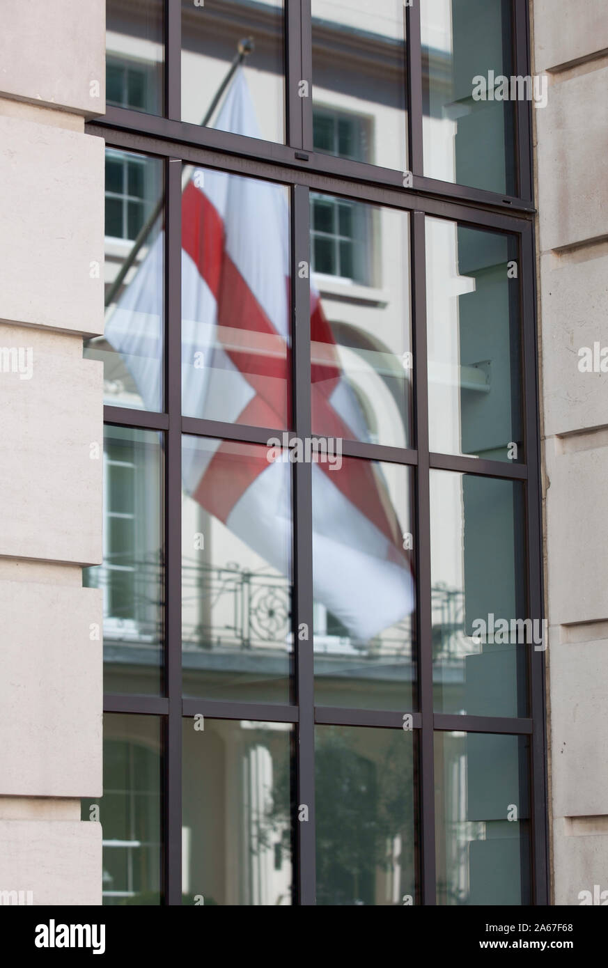 Reflet de la croix de St George en drapeau de fenêtre Bâtiment Londres Banque D'Images