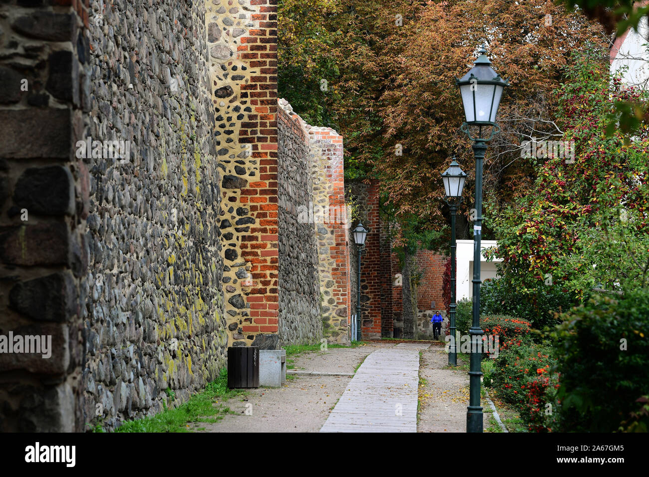 Bernau, Allemagne. 17 Oct, 2019. Le mur de la ville au parc de la ville. Le mur de 1,5 kilomètre de long a été construit au 14ème siècle et avec des portes, des tours et un mur et triple système de douves c'était un rempart contre les attaques par les hussites, Quitzows et Pomeranians. Aujourd'hui, le mur entoure encore presque tout le centre-ville et donc de la vieille ville. Credit : Soeren Stache/dpa-Zentralbild/ZB/dpa/Alamy Live News Banque D'Images