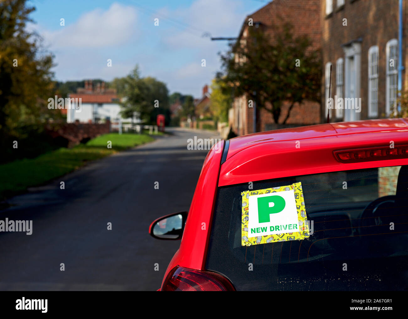 Nouveau pilote signe sur voiture garée dans village, England UK Banque D'Images