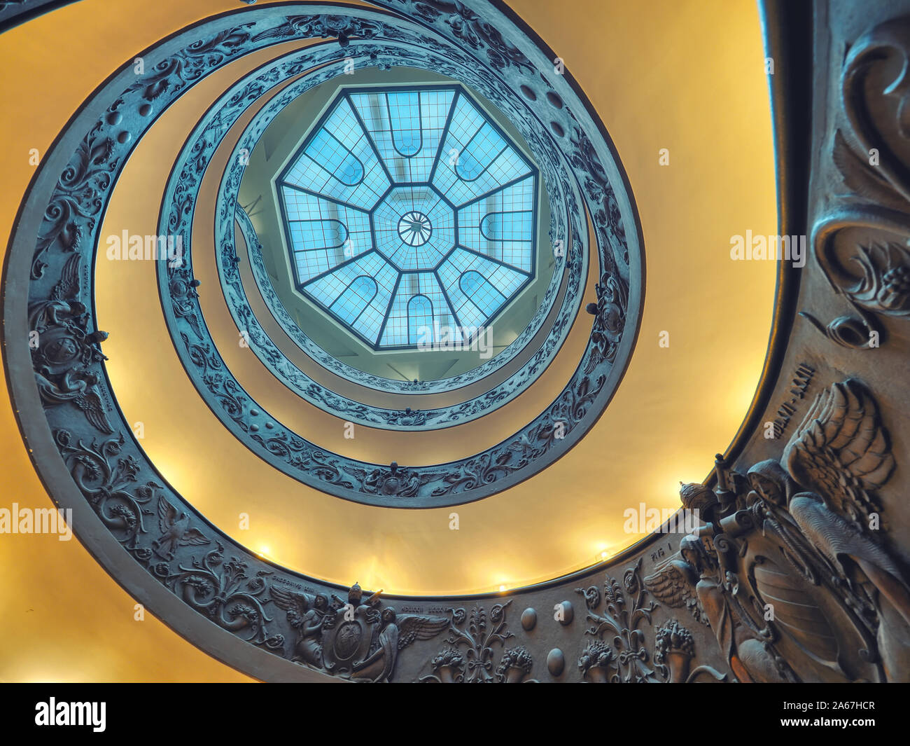 L'Escalier Bramante est une double hélice, avoir deux escaliers permettant aux gens d'ascensionner sans rencontrer des gens en ordre décroissant Banque D'Images