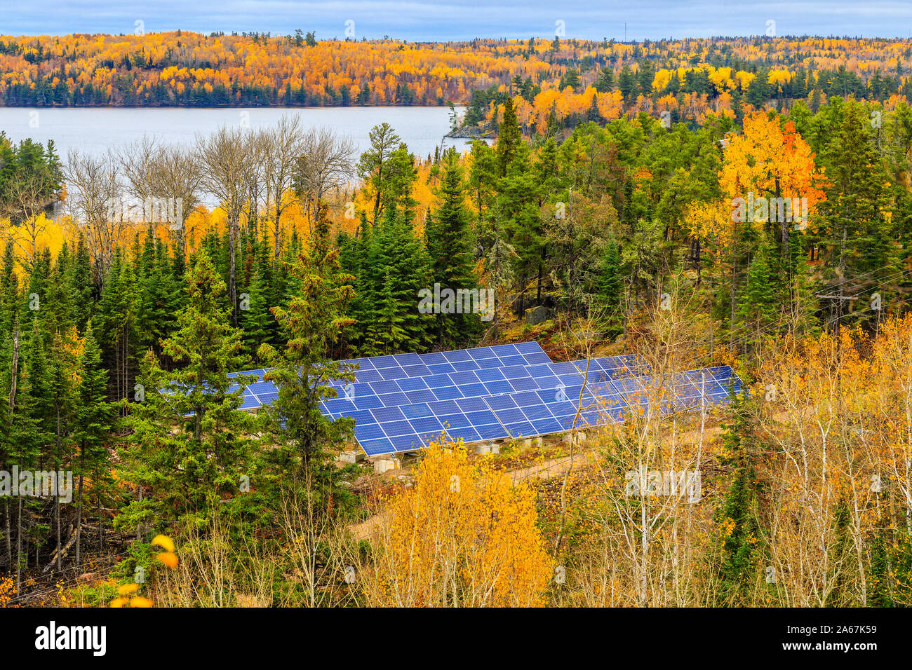 Panneaux d'énergie solaire dans le parc provincial Whiteshell, Manitoba, Canada. Banque D'Images