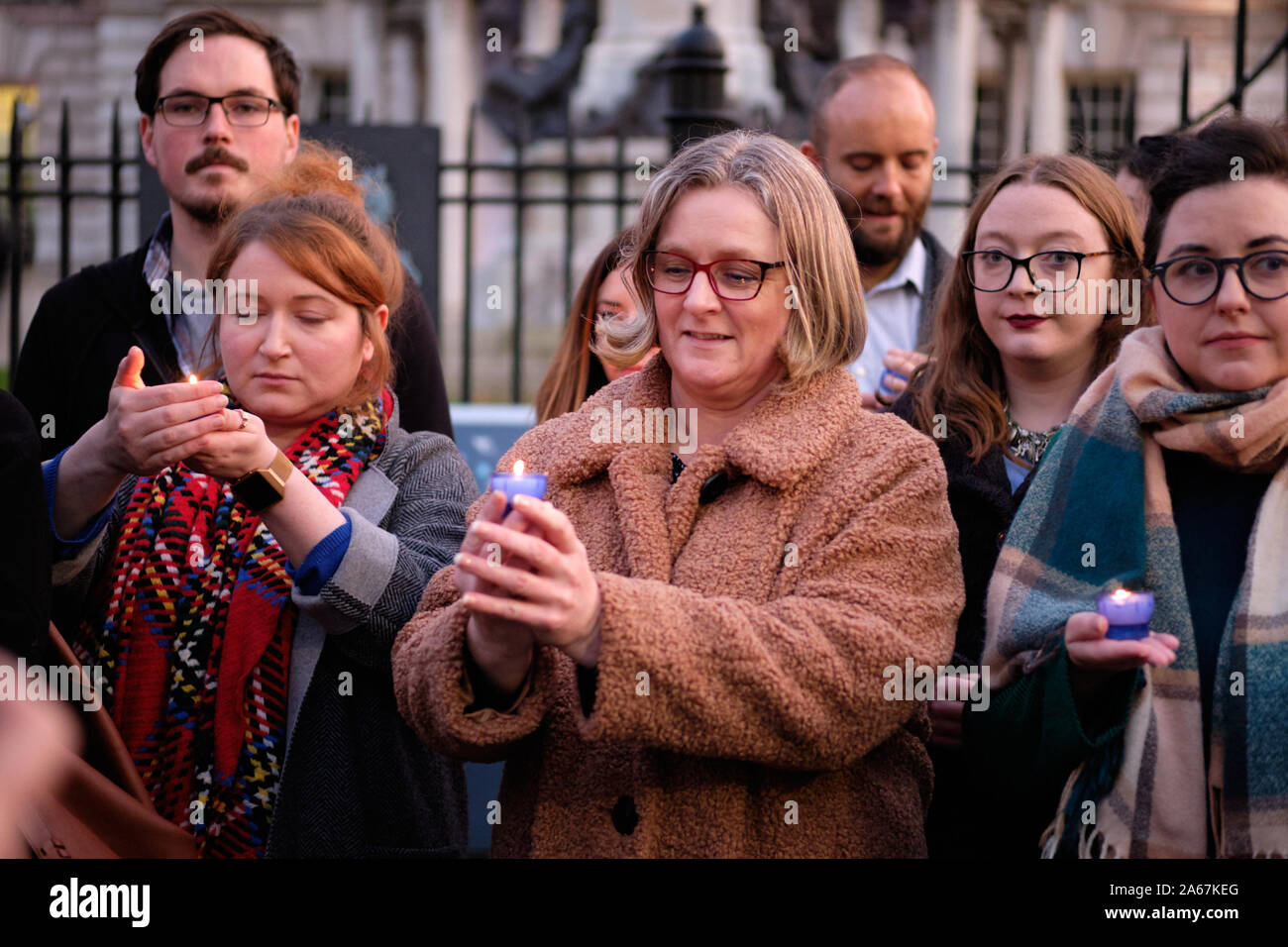 Belfast, en Irlande du Nord, Royaume-Uni. 24 octobre, 2019. Vigil en face de Belfast City Hall pour marquer la perte tragique de la vie après la mort de 39 personnes ont trouvé dans un conteneur camion dans l'Essex, au Royaume-Uni. Organisateurs appelant à une action urgente des gouvernements pour assurer le passage sécuritaire et un système équitable pour ceux qui fuient la guerre et la pauvreté. Banque D'Images