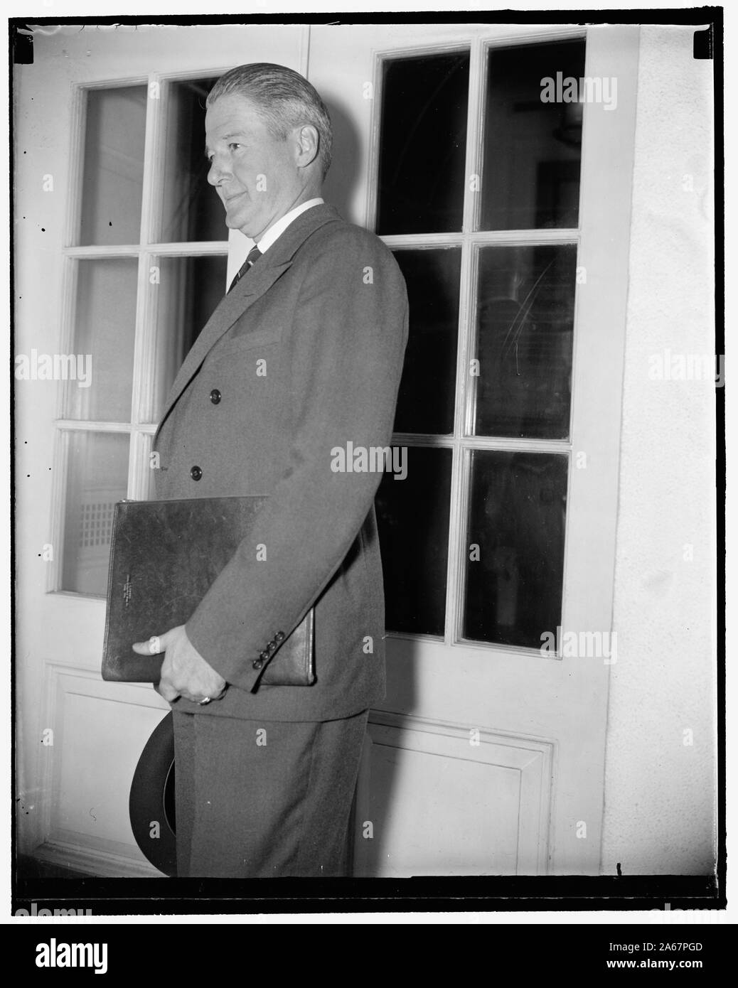 S'administrer du recensement de chômage fédérale. Washington, D.C., septembre 16. John D. Biggers, Toledo, Ohio, président de la fabrication du verre, laissant la Maison Blanche aujourd'hui après avoir accepté une nomination du président Roosevelt en tant qu'administrateur d'un recensement chômage fédérale. Biggers a révélé que le recensement sera probablement faite entièrement par le ministère des Postes. L'administration envisage déjà l'utilisation des installations de l'élection. Quel que soit le plan final est adopté, le décompte se fait sur la base de l'enregistrement volontaire et non un recensement porte-à-porte, ait dit. 9/16/3 Banque D'Images