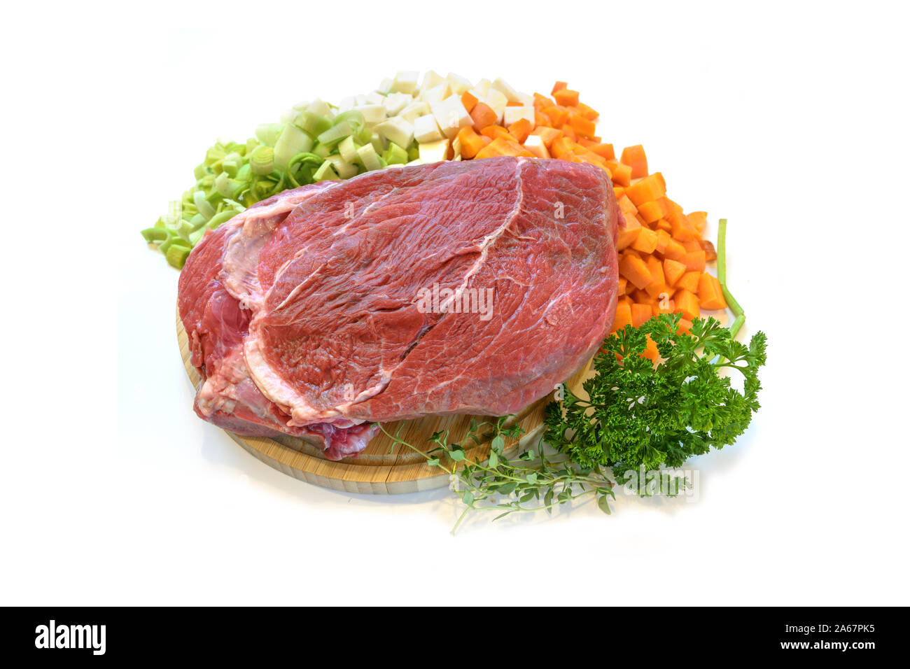 La viande de boeuf et légumes en tranches, la cuisson Ingrédients pour un dîner de Noël, isolé sur un fond blanc, copie, espace de discussion sélectionné Banque D'Images