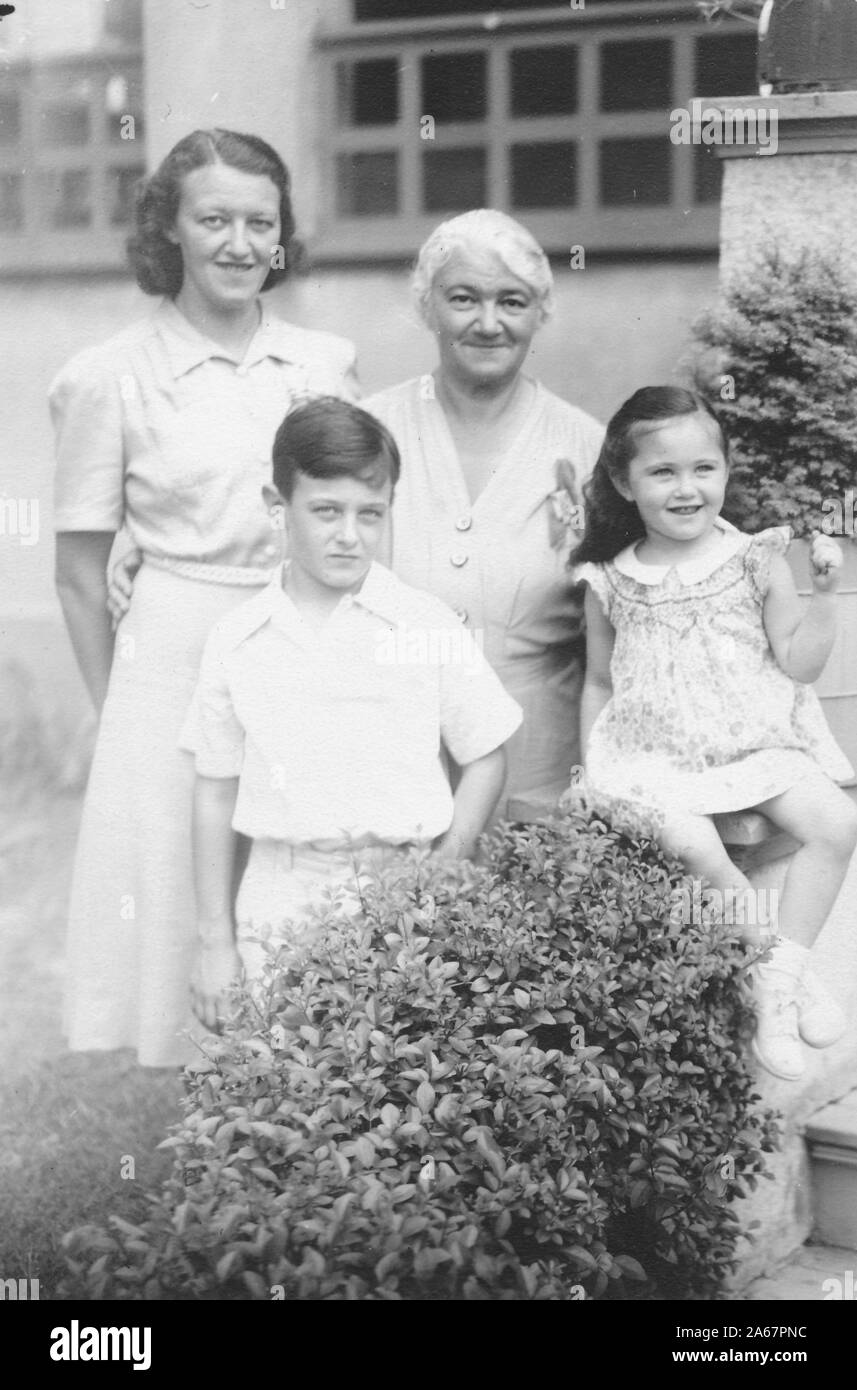 Les membres de la famille juives-américaines, une mère, une grand-mère et deux enfants, se posent à l'extérieur à New York, New York, 1940. () Banque D'Images