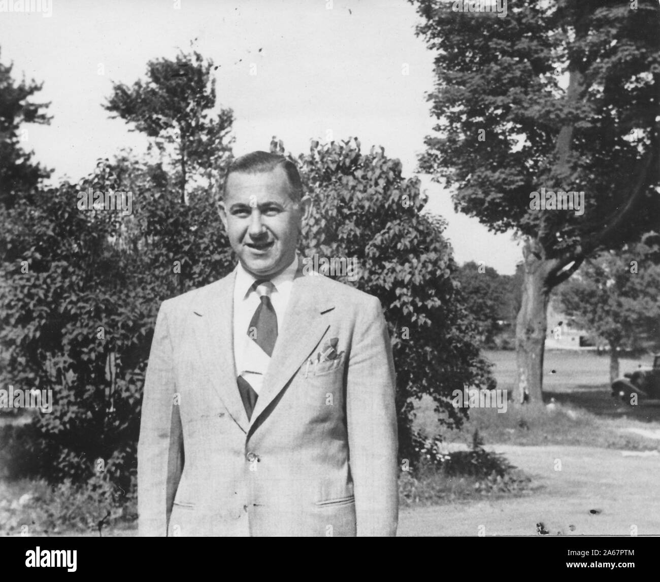 Portrait mi-long d'un homme juif-américain portant un costume et une cravate et debout à l'extérieur à New York City, New York, 1940. () Banque D'Images