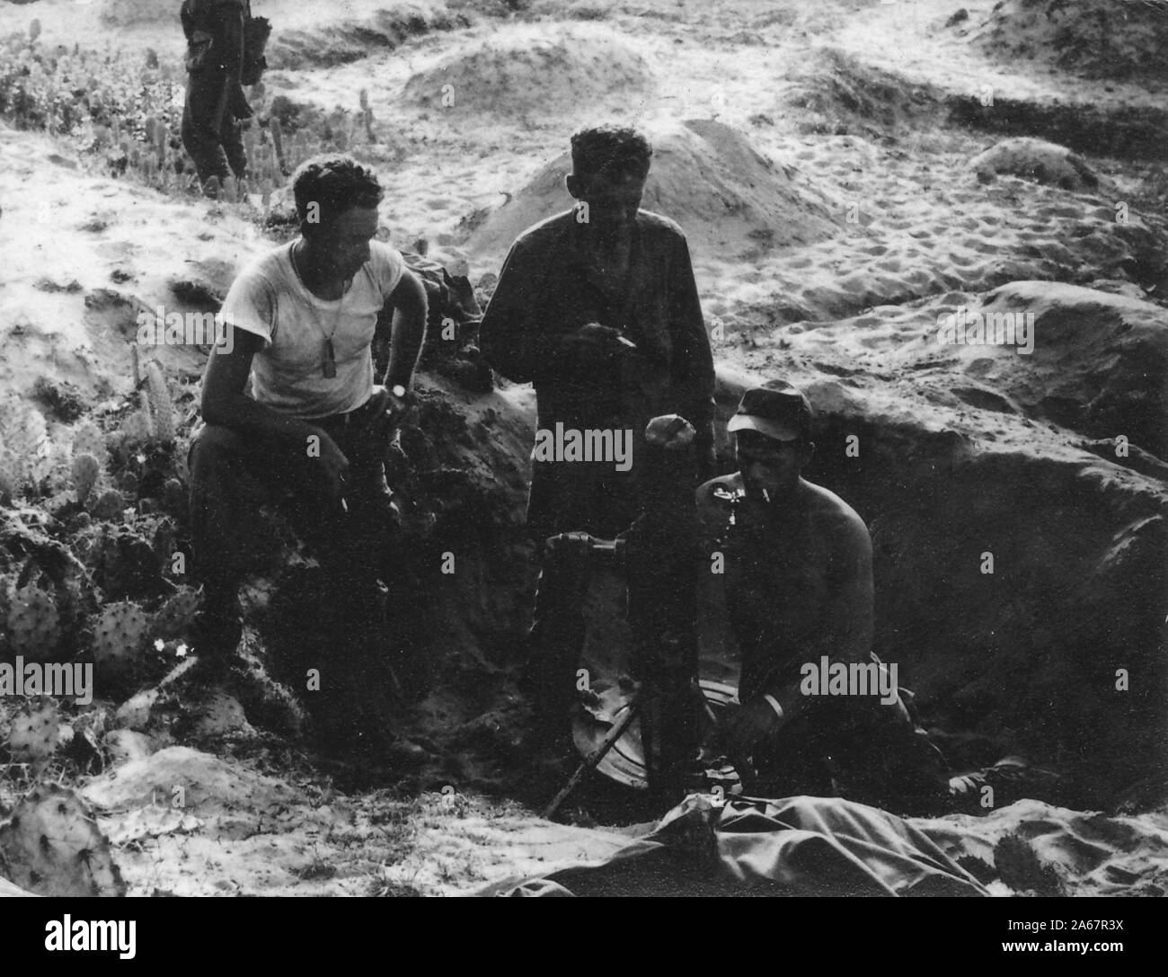 Trois militaires américains opèrent un mortier dans la jungle au Vietnam pendant la guerre du Vietnam, 1975. () Banque D'Images