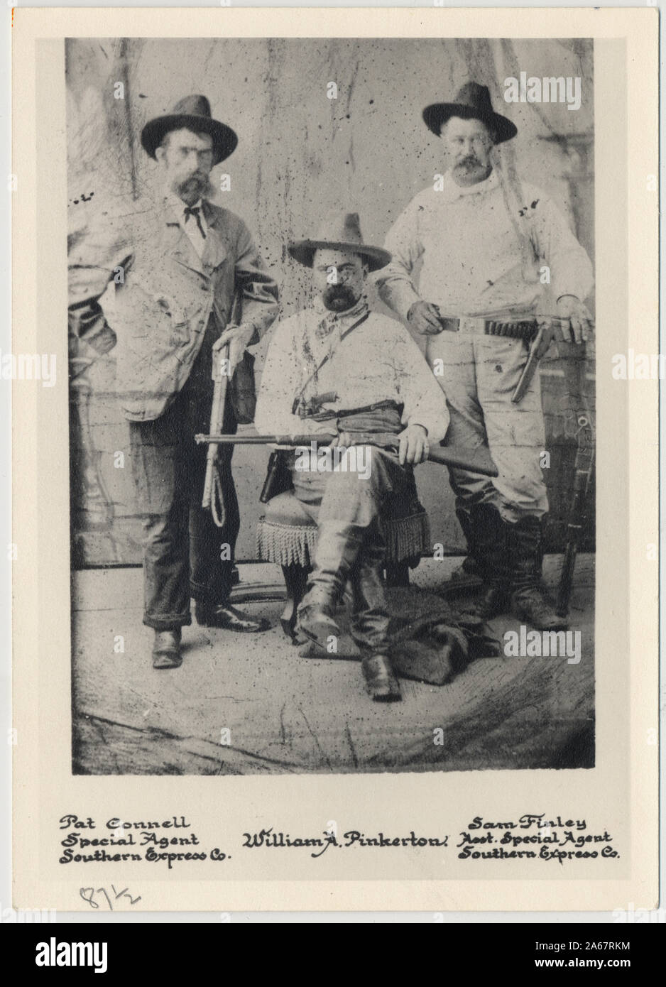 William A. Pinkerton avec railroad agents spéciaux Pat Connell (à gauche) et Sam Finley (droite), portrait en pied Banque D'Images