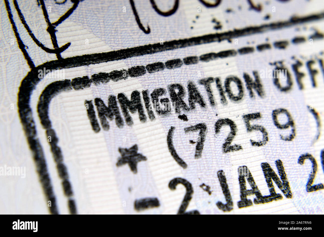 L'entrée de l'immigration britannique stamp dans le passeport où les seuls les lettres 'OFF' de l'immigration visible de l'ensemble de l'expression "agent de l'immigration". Concept fort. Banque D'Images
