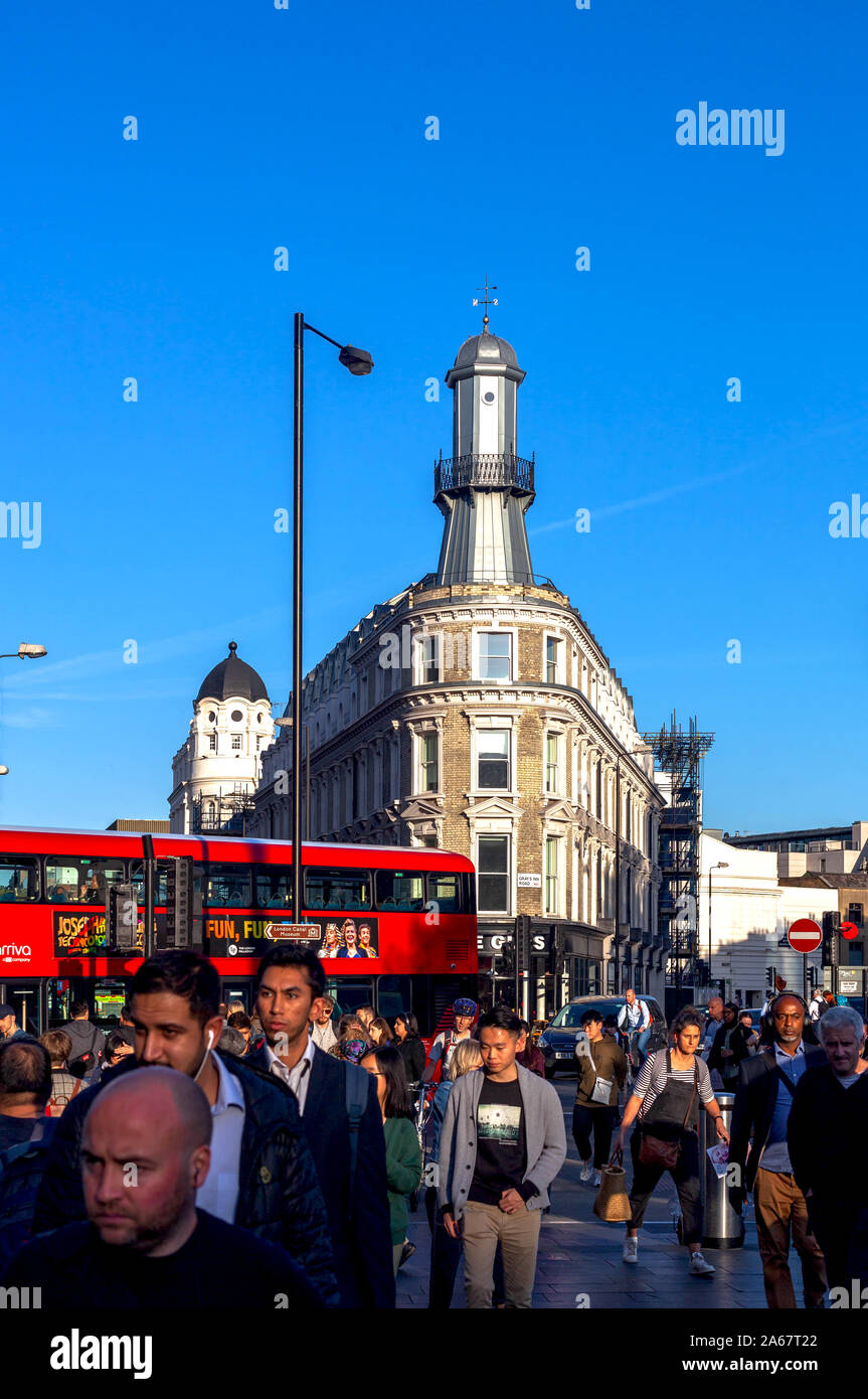 Une multitude de gens variés marchant, Kings Cross, Londres, Angleterre, Royaume-Uni. Banque D'Images