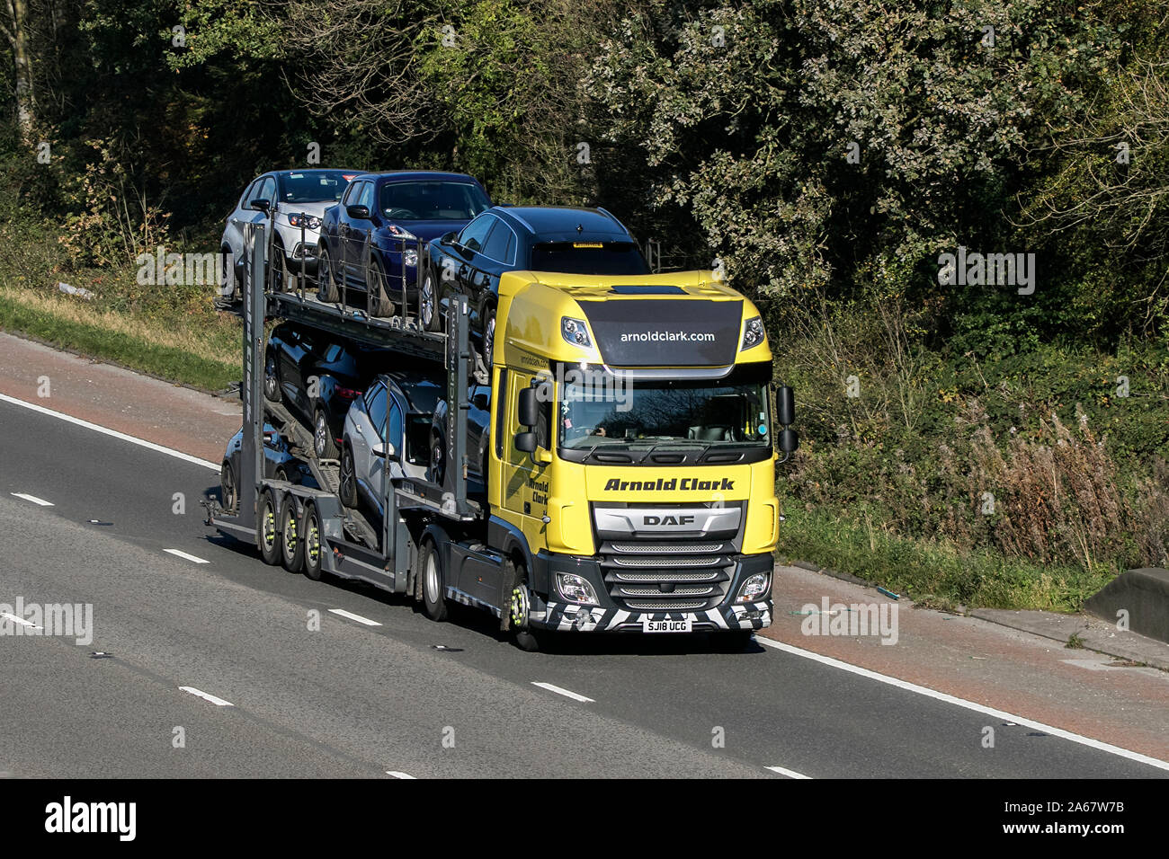 Arnold Clark rigide Daf porteur de voiture voyageant sur l'autoroute M6 près de Preston dans le Lancashire, Royaume-Uni Banque D'Images