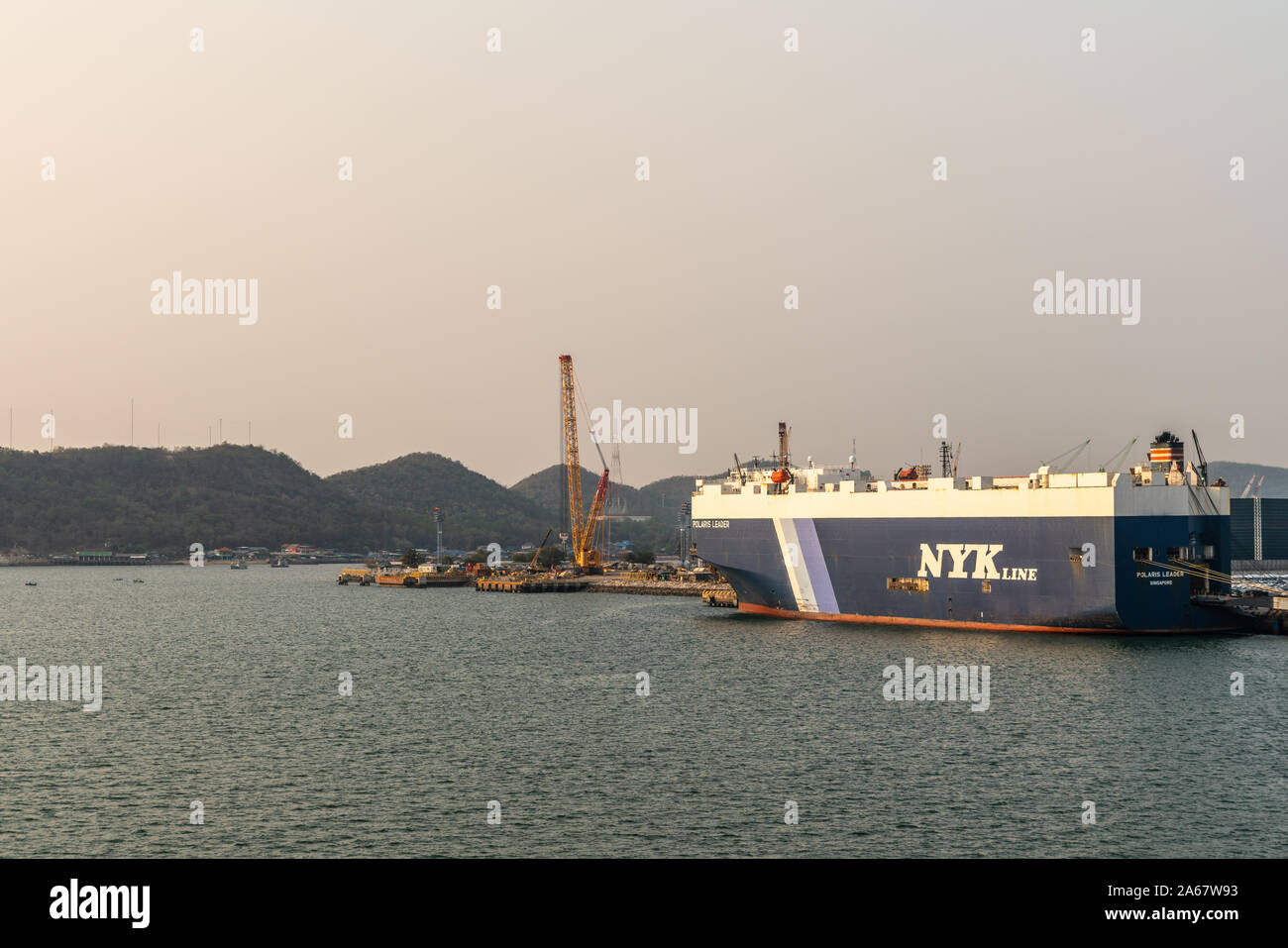 Port de Laem Chabang, Thaïlande - Mars 17, 2019 : Grand bleu-blanc NYKline, chef opérateur de véhicule Polaris, signalé à Singapour, amarré sous la lumière bl Banque D'Images