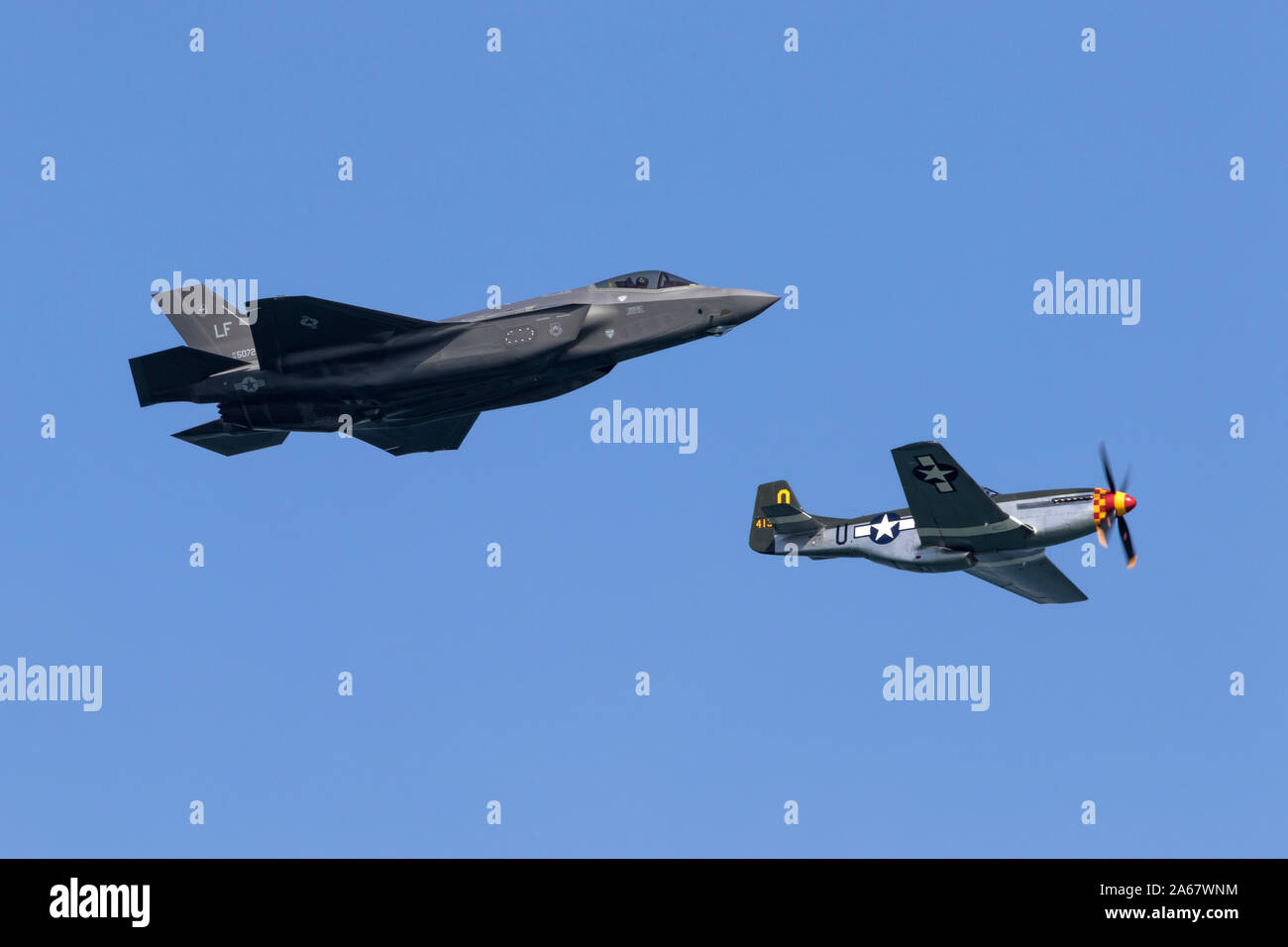 F-35 Lightning II chasseur de cinquième génération vole en formation avec un P-51 Mustang première génération de chasseurs dans le cadre du vol du patrimoine au cours de la 2 Banque D'Images