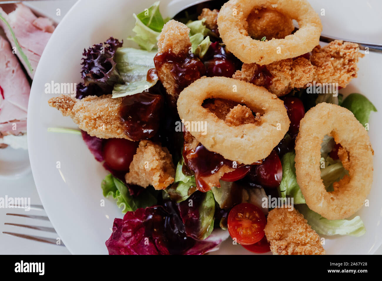 Close up sur les oignons avec salade Banque D'Images