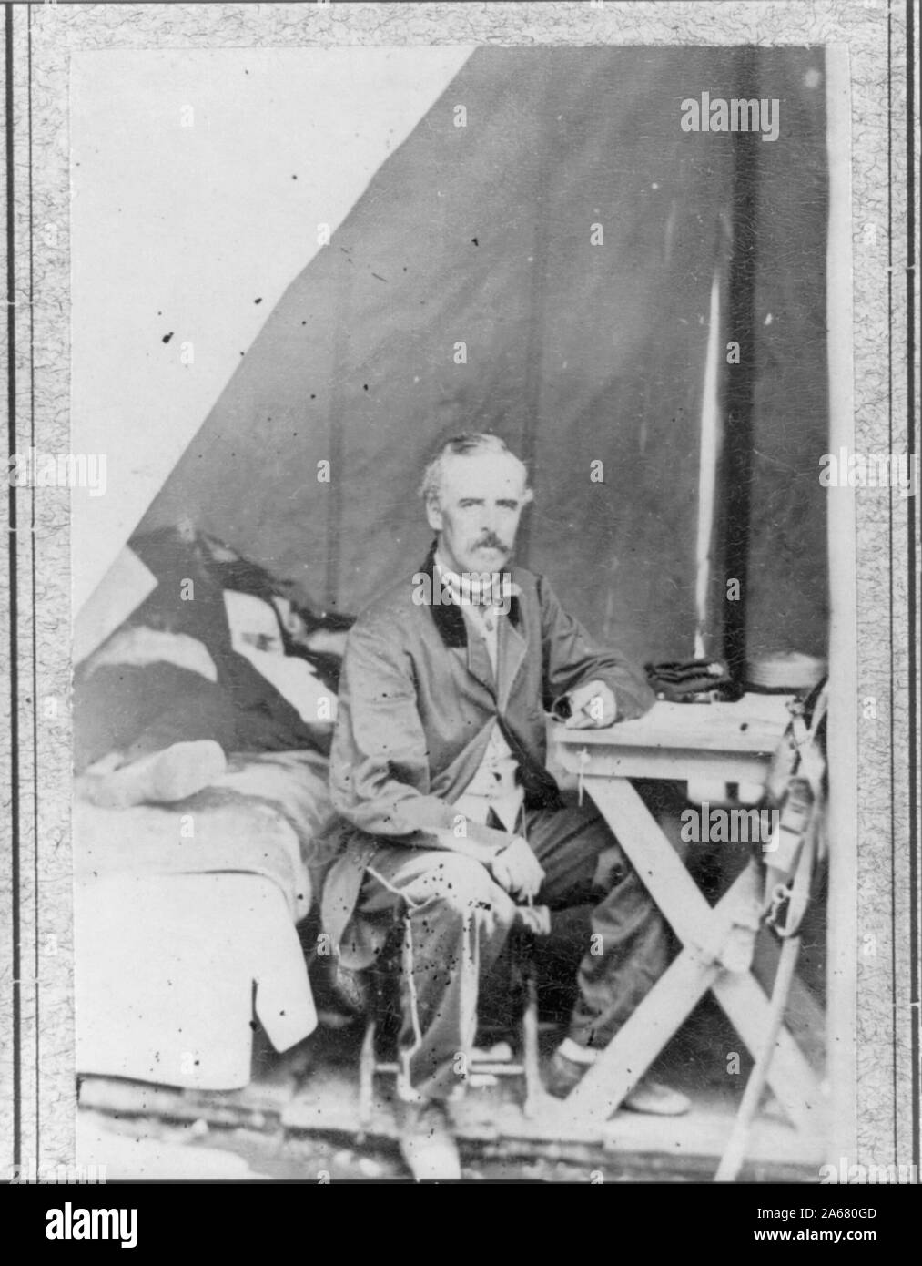 William M. Gregg, d. 1881 Résumé : La photographie montre William M. Gregg de 23e Régiment d'infanterie de New York New York et 179e Régiment d'infanterie, assis dans la tente. Banque D'Images