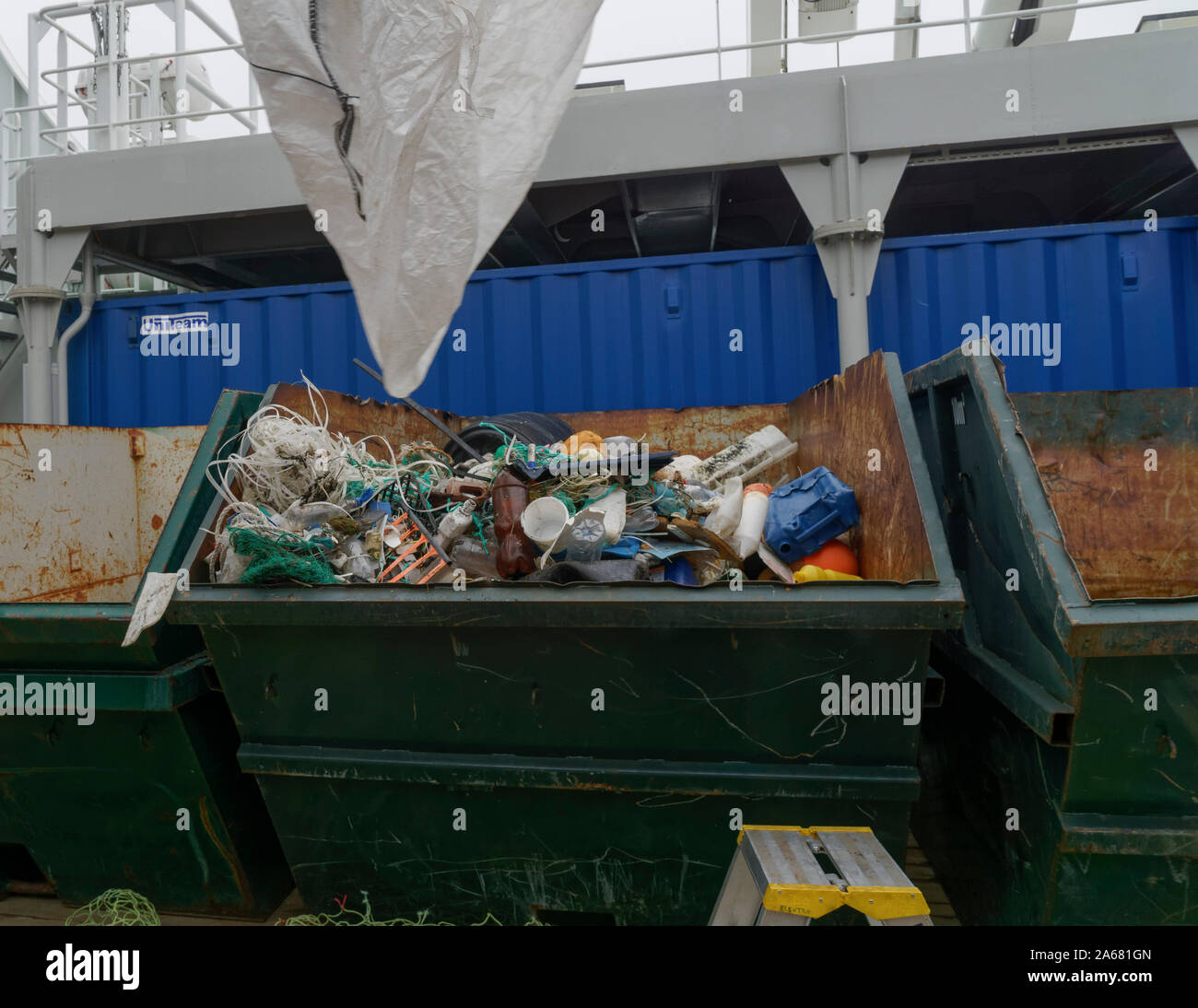 Plastiques près du pôle Nord : campagne de nettoyage Svalbard du Sysselmannen. Une partie de la Wast a été collectée auprès de volontaires, Agardhbukta, Svalbard, Norvège Banque D'Images