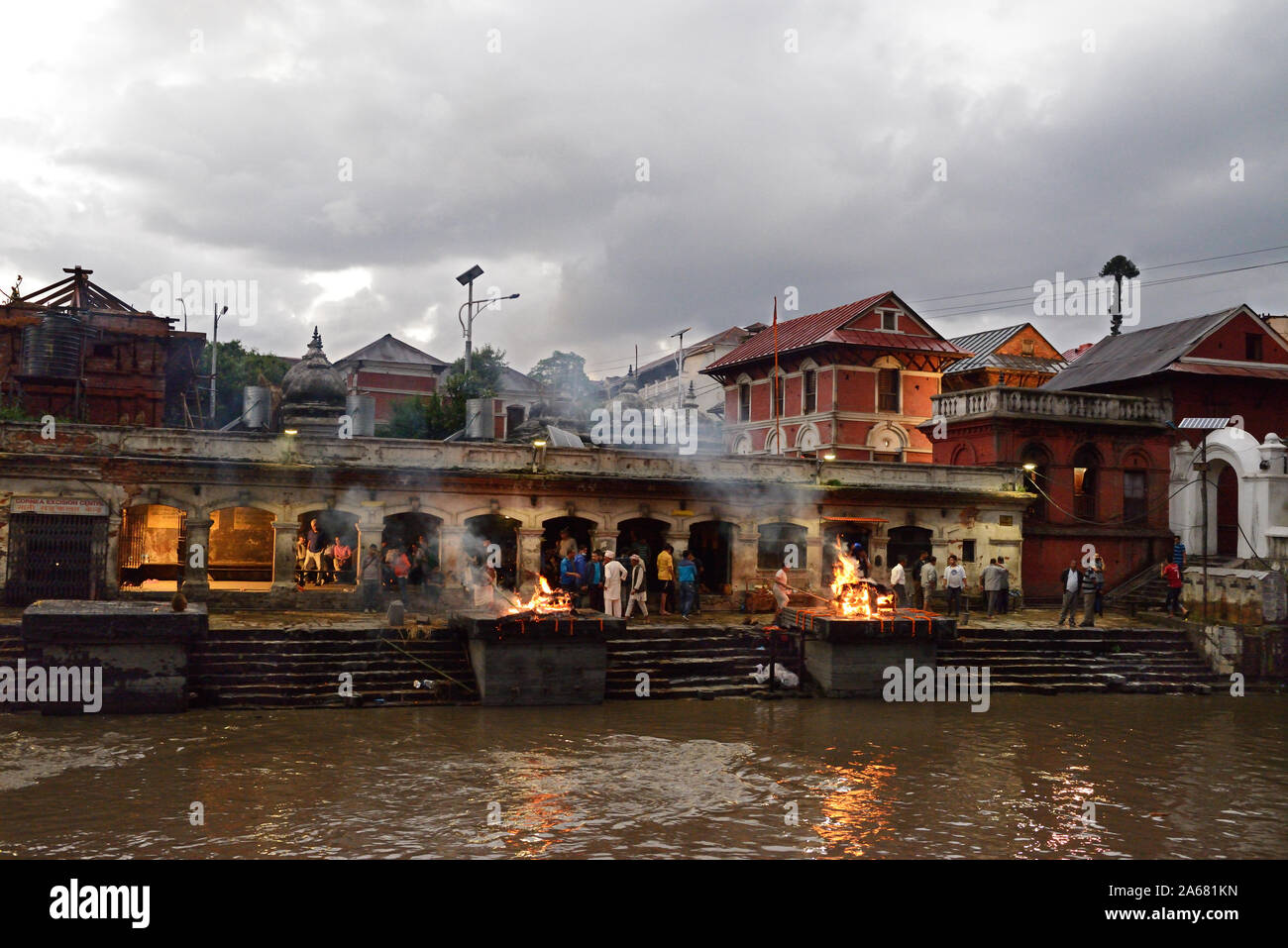 Montré ici est la crémation en plein air dans le temple de Pashupatinath, Katmandou. Les cendres sont placées dans la rivière Bagmati adjacent. Banque D'Images