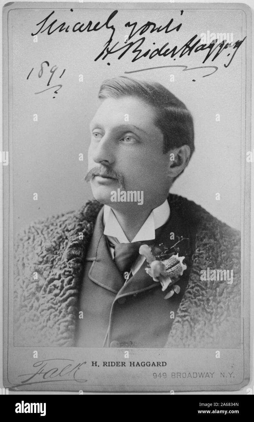 Carte d'armoire autographiée avec un portrait de trois quarts de l'auteur anglais de l'aventure-fiction Sir Henry Rider Haggard, portant un pardessus de fourrure et un boutonnière d'orchidée, développé par Falk Studios, New York, 1891. () Banque D'Images