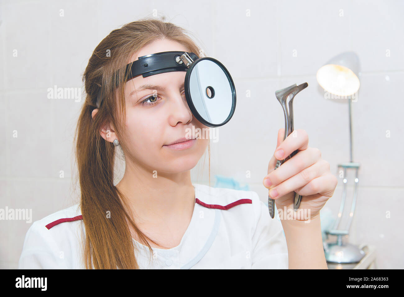 La médecine féminine doctor examining patient avec miroir nasale. Santé, service médical et concept d'assurance. L'examen ORL oto-rhino-laryngologiste ou Banque D'Images