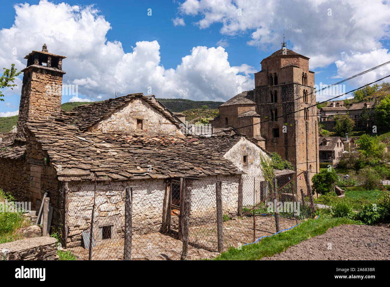 Maisons rurales cottages à l'église Santa María de Santa Cruz de la Serós à Santa Cruz de la Serós, Aragon, Espagne Banque D'Images