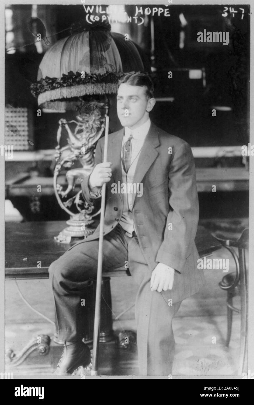 Willie Hoppe-assis, face vers la gauche ; la tenue extérieure stick ; ca. 1910 ; Banque D'Images