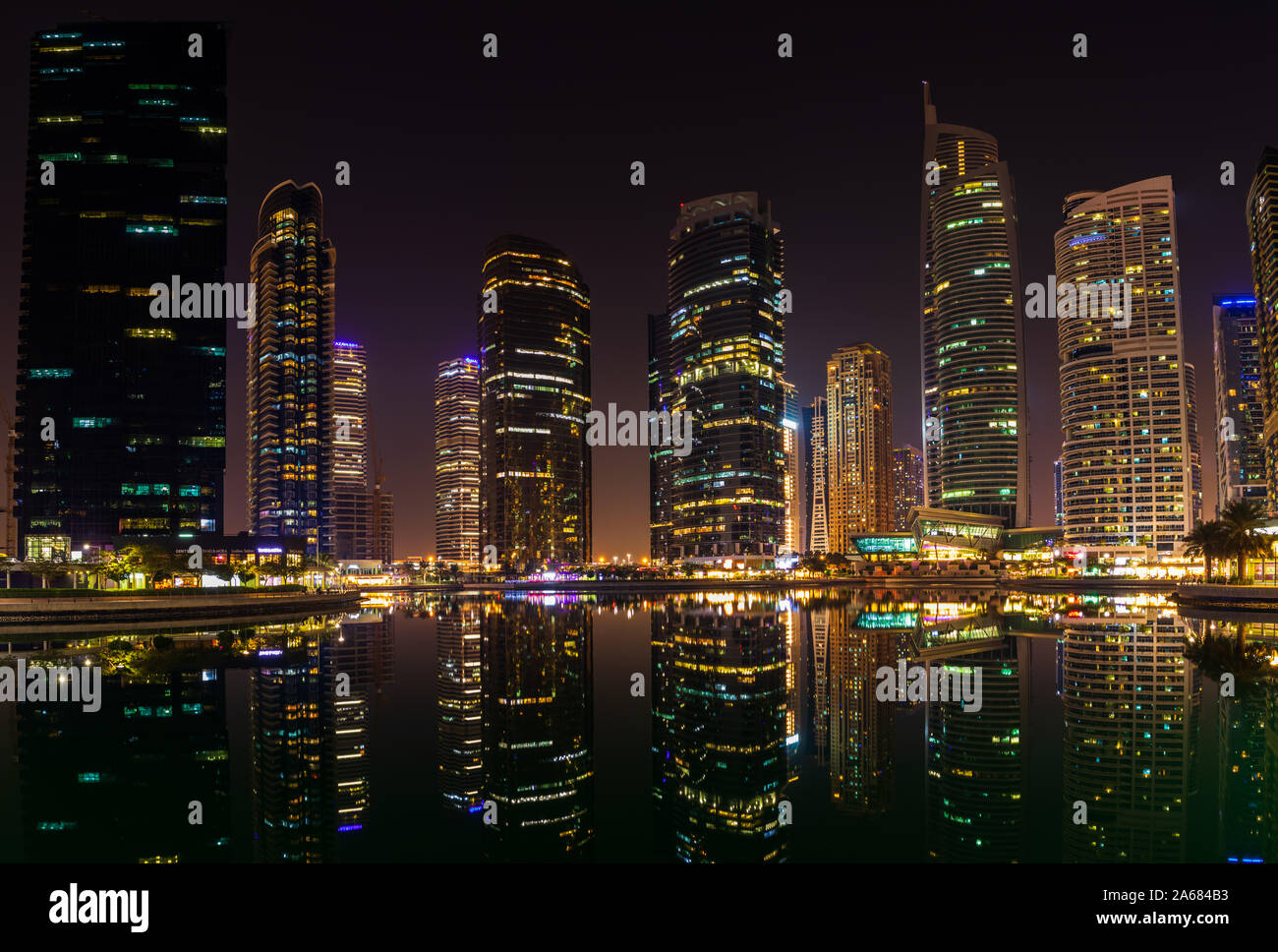 25 octobre 2019 ; Jumeirah Lake Towers, Dubaï, Émirats arabes unis ; vue sur les gratte-ciel avec leur réflexion sur la surface d'un lac dans la nuit. Banque D'Images