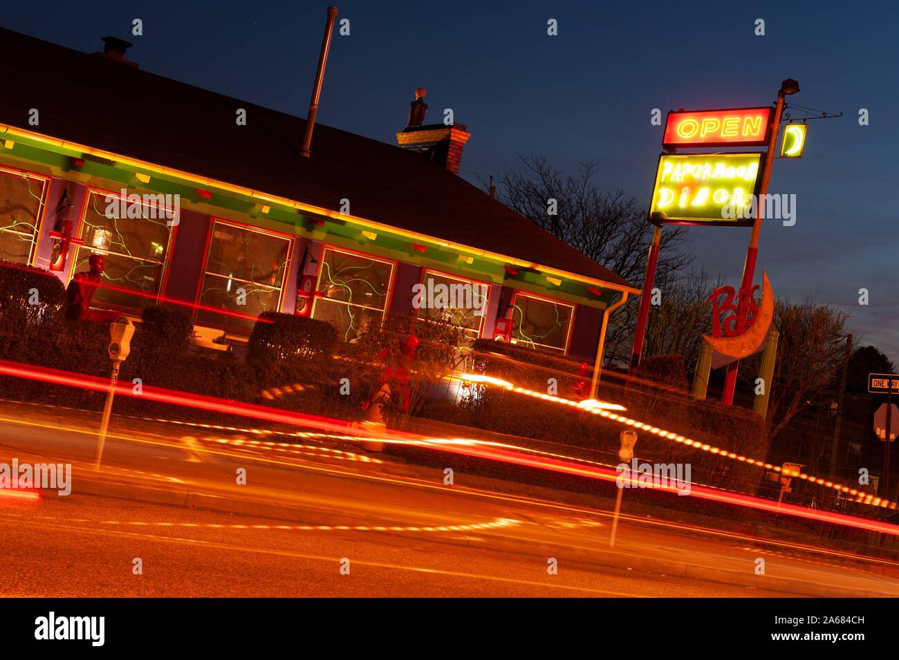 Photo de nuit angle de lumière sentiers dans la rue devant l'extérieur coloré, et néon, du Papermoon Diner, Baltimore, Maryland, le 8 janvier 2008. À partir de la collection photographique de Homewood. () Banque D'Images