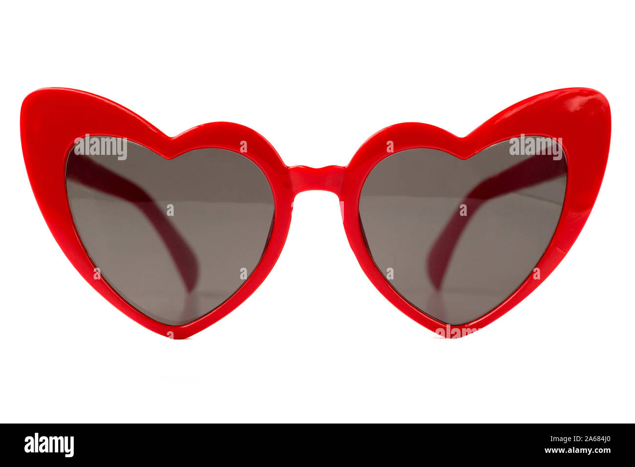 Forme de coeur rouge Cat Eye Sunglasses isolé sur blanc - vue avant Banque D'Images